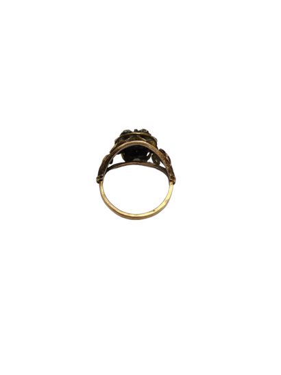 BAGUE en or et argent, le corps à décor végétal...