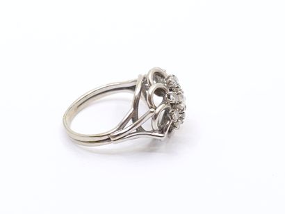BAGUE en or gris 750° ornée d'un diamant...