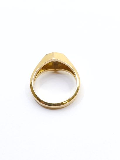 CHEVALIERE RING in 750° yellow gold set with...