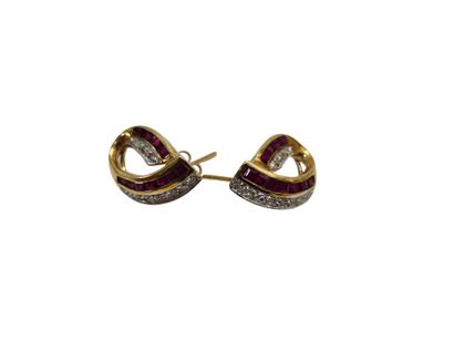 TRAVAIL MODERNE 
PAIRE de boucles d'oreilles...