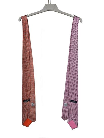 HERMES
Cravate en soie rose à motifs de chaines
Cravate...