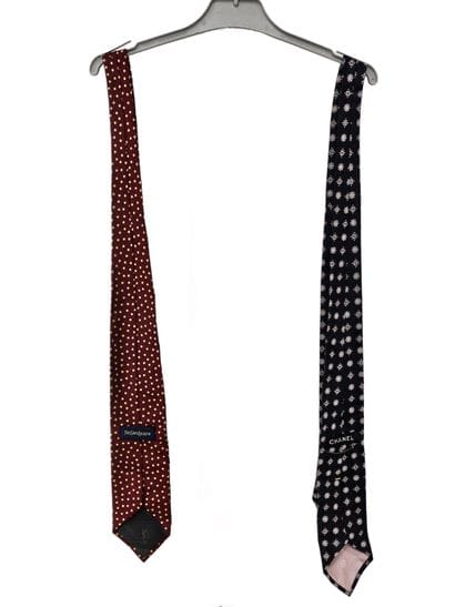 Yves Saint Laurent
Cravate en soie bordeau...