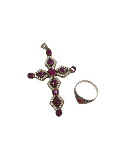 CROIX en vermeil et pierres rouges et blanches...