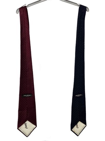 Yves Saint Laurent
Cravate en soie bordeau...