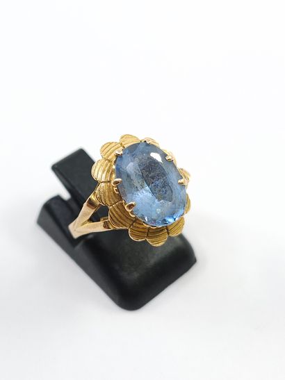 BAGUE en or jaune 750° ornée d'une topaze...