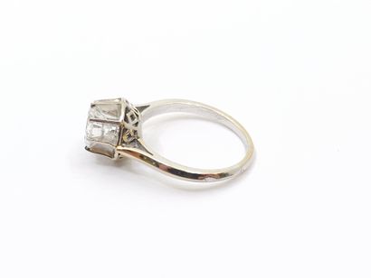 BAGUE solitaire en or gris 750 ornée d'un...