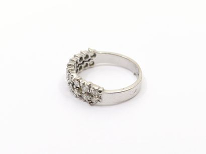 BAGUE demi alliance en or gris 750° sertie...
