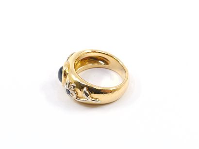 BAGUE en or jaune 750° ornée d'un cabochon...