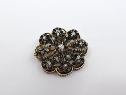 BROCHE en or et argent ornée de diamants...
