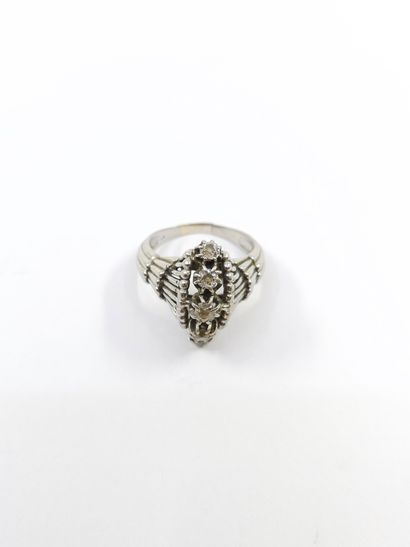 BAGUE en or gris 750° ornée d'une ligne de...
