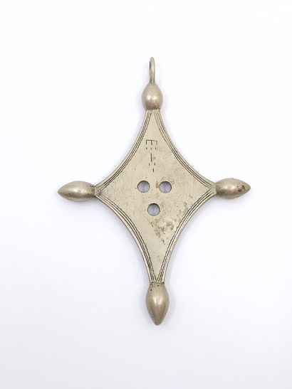 GROSSE CROIX TOUAREG en argent 
Dim : 120...