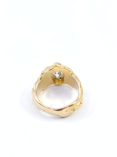 IMPORTANTE BAGUE en or jaune 750° ornée d'un...