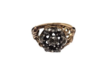 BAGUE en or et argent, le corps à décor végétal...