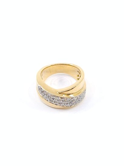 BAGUE en or deux tons 750° pavée de trois...