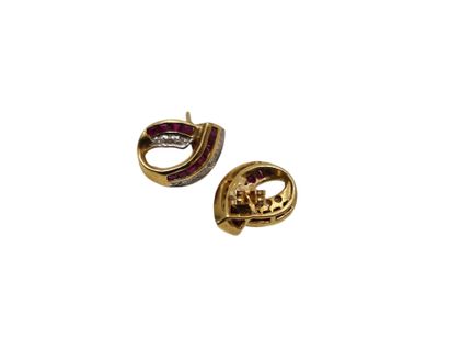 TRAVAIL MODERNE 
PAIRE de boucles d'oreilles...