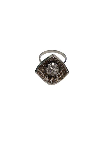 IMPORTANTE bague fleur en or gris 750°, le...