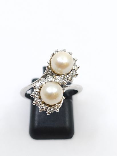 BAGUE en or gris 750° ornée de deux perles...