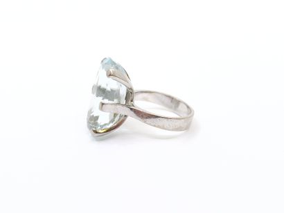BAGUE cocktail en or gris 750° ornée d'une...