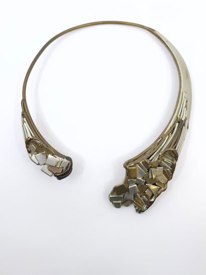 COLLIER torque en métal se terminant par...
