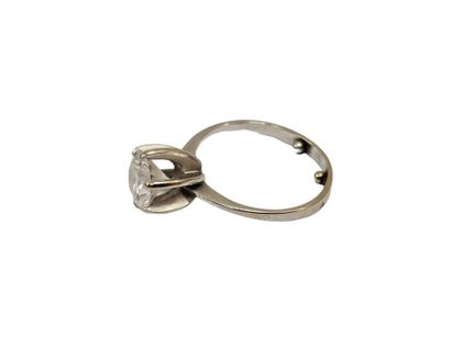 BAGUE solitaire en or gris 750° ornée d'un...
