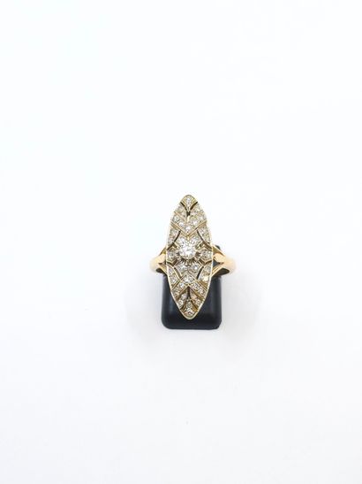 BAGUE marquise en or deux tons 750° ornée...
