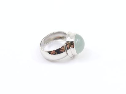 BAGUE en or gris 750° ornée d'un cabochon...