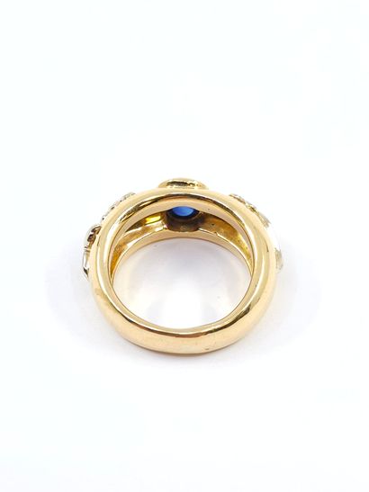 BAGUE en or jaune 750° ornée d'un cabochon...