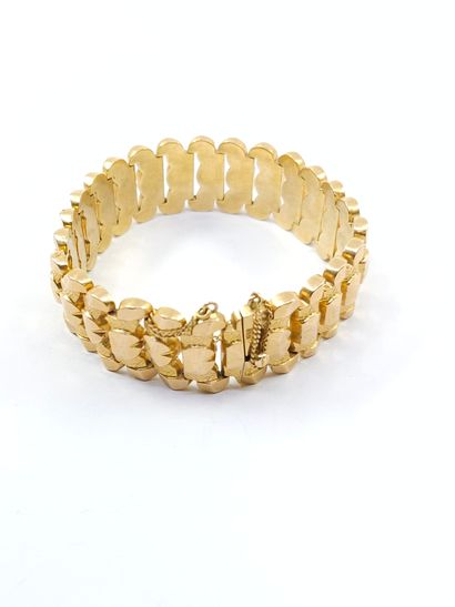 BRACELET en or jaune 750° amati et guilloché...