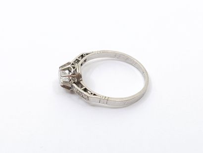 BAGUE en or gris ornée d'un diamant, taille...