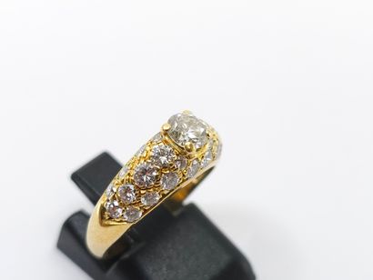BAGUE en or jaune 750° ornée d'un diamant...
