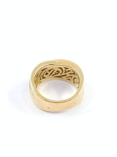 BAGUE en or deux tons 750° pavée de trois...