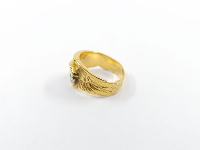 BAGUE en or jaune 750° ornée d'un diamant...