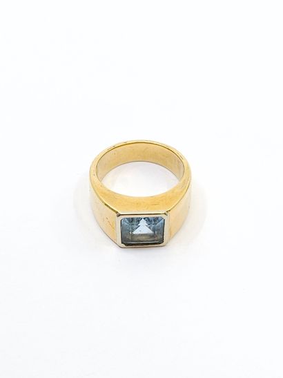 CHEVALIERE in 750° yellow gold set with a...