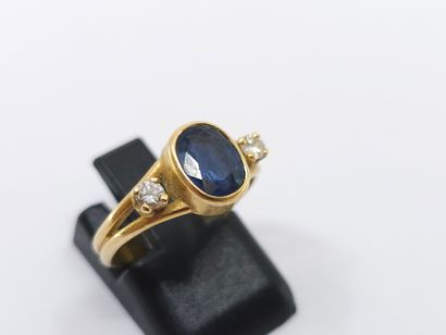 BAGUE en or jaune 750° ornée d'un saphir...