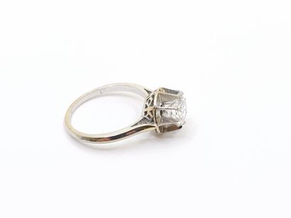BAGUE solitaire en or gris 750 ornée d'un...