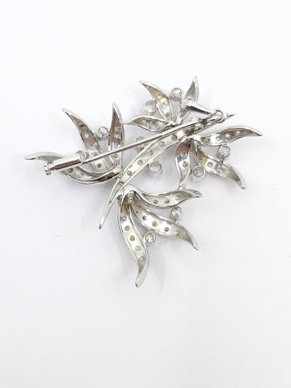 BROCHE en or gris 750° composée de dix diamants...