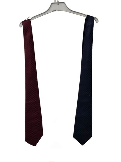 Yves Saint Laurent
Cravate en soie bordeau...