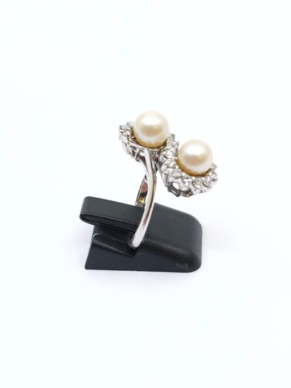 BAGUE en or gris 750° ornée de deux perles...