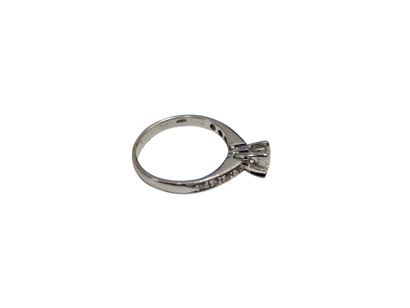 BAGUE solitaire en or gris 750° ornée d'un...