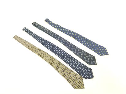 HERMES PARIS
Trois cravates bleues
Une représentant...