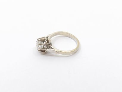 BAGUE en or gris 750° ornée d'un diamant...
