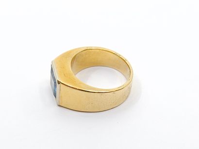 CHEVALIERE in 750° yellow gold set with a...