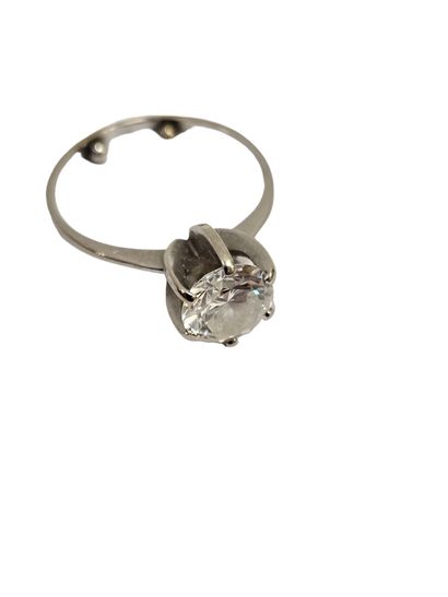 BAGUE solitaire en or gris 750° ornée d'un...