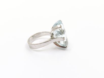 BAGUE cocktail en or gris 750° ornée d'une...