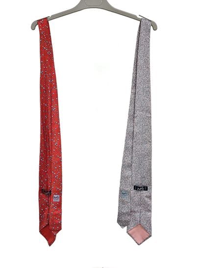 HERMES
Cravate en soie rose à motifs de chaines
Cravate...