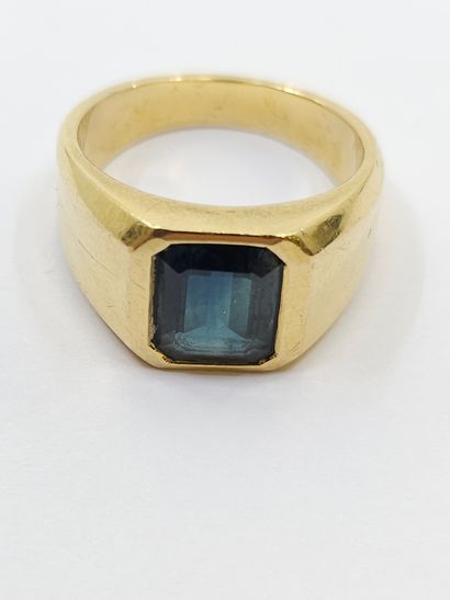 CHEVALIERE in 750° yellow gold set with a...