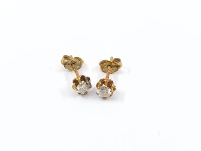 PAIRE de puces d'oreilles ornée de diamants...