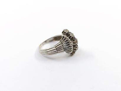 BAGUE en or gris 750° ornée d'une ligne de...