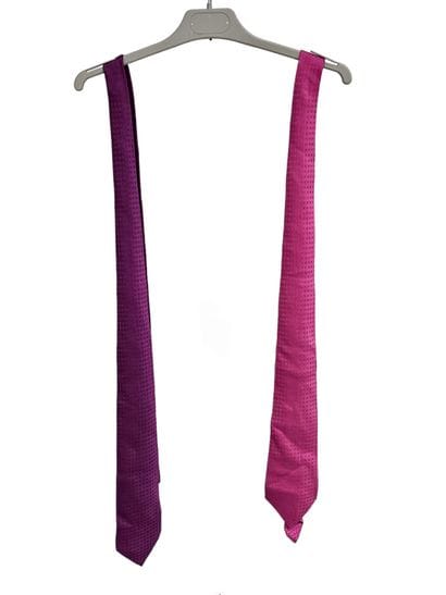 HERMES
Cravate en soie rouge 
Cravate en...
