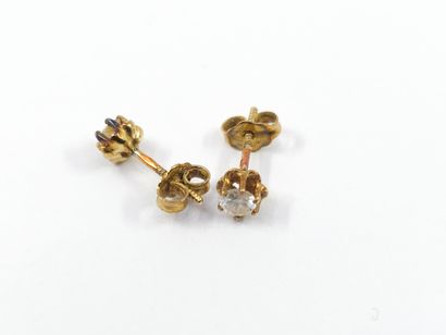 PAIRE de puces d'oreilles ornée de diamants...